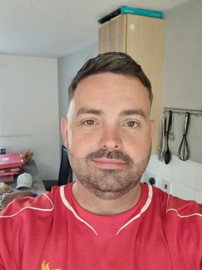 <span>Terry, 44</span> <span style='width: 25px; height: 16px; float: right; background-image: url(/bitmaps/flags_small/UK.PNG)'> </span><br><span>Reading, Об'єднане Королівство</span> <input type='button' class='joinbtn' style='float: right' value='JOIN NOW' />
